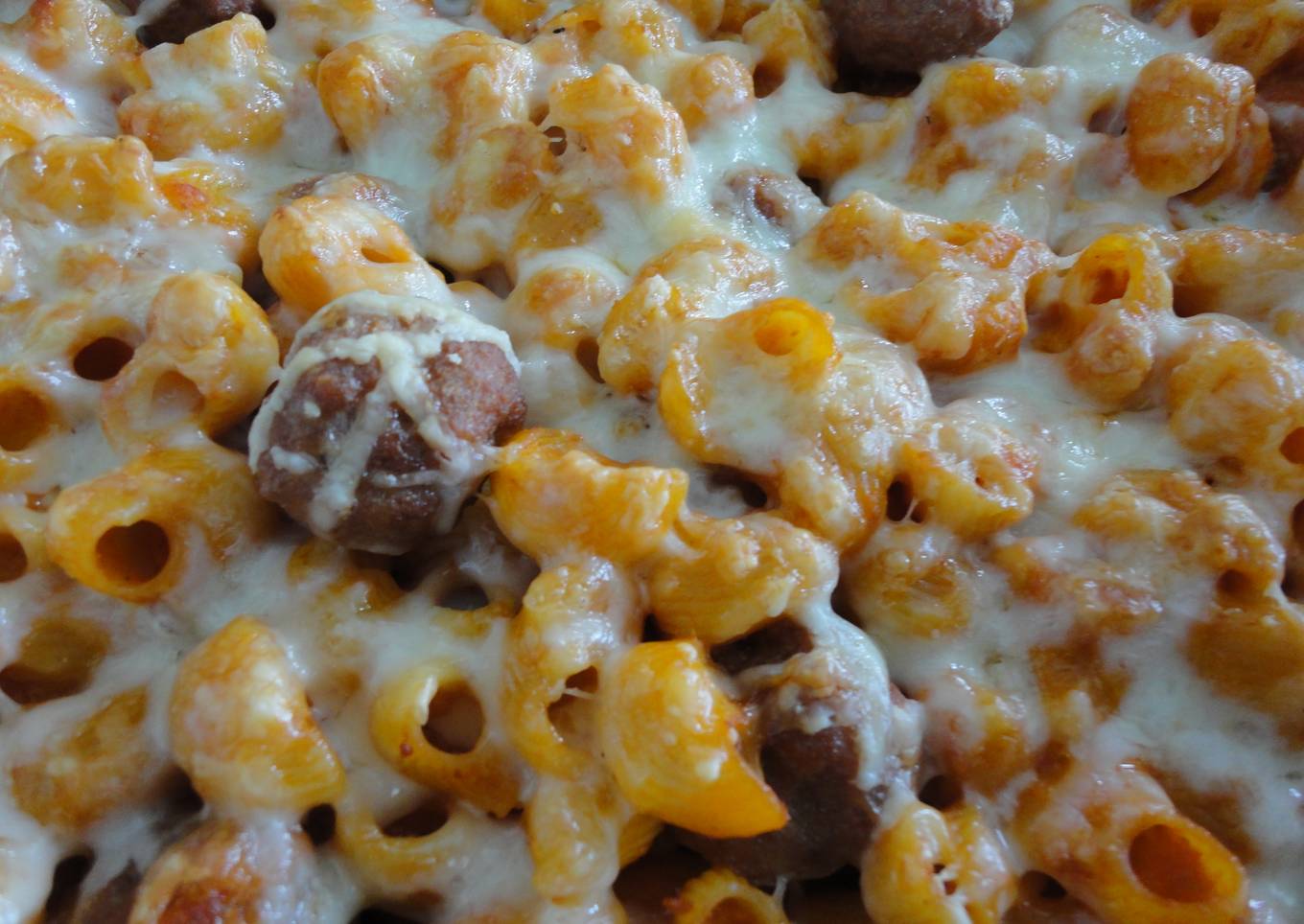 Macarrones con mini albóndigas