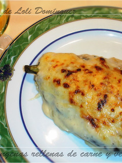 Una foto de Berenjenas rellenas de carne y verduras