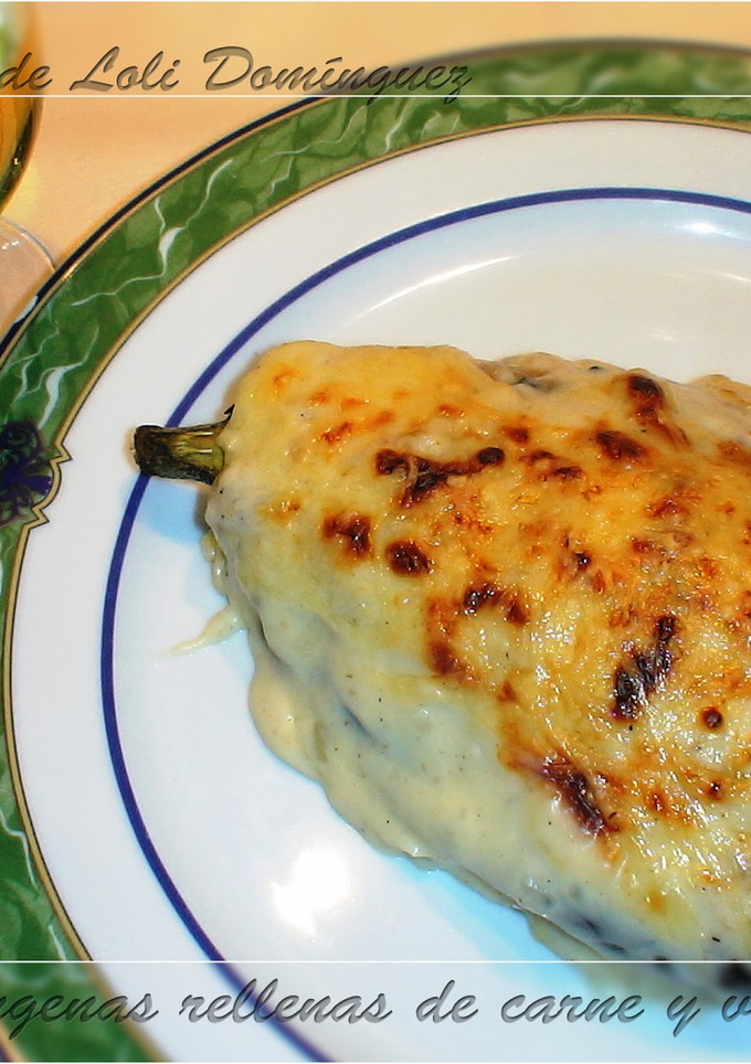 Una foto de Berenjenas rellenas de carne y verduras