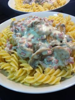 Una foto de Espirales con champiñones y bacon
