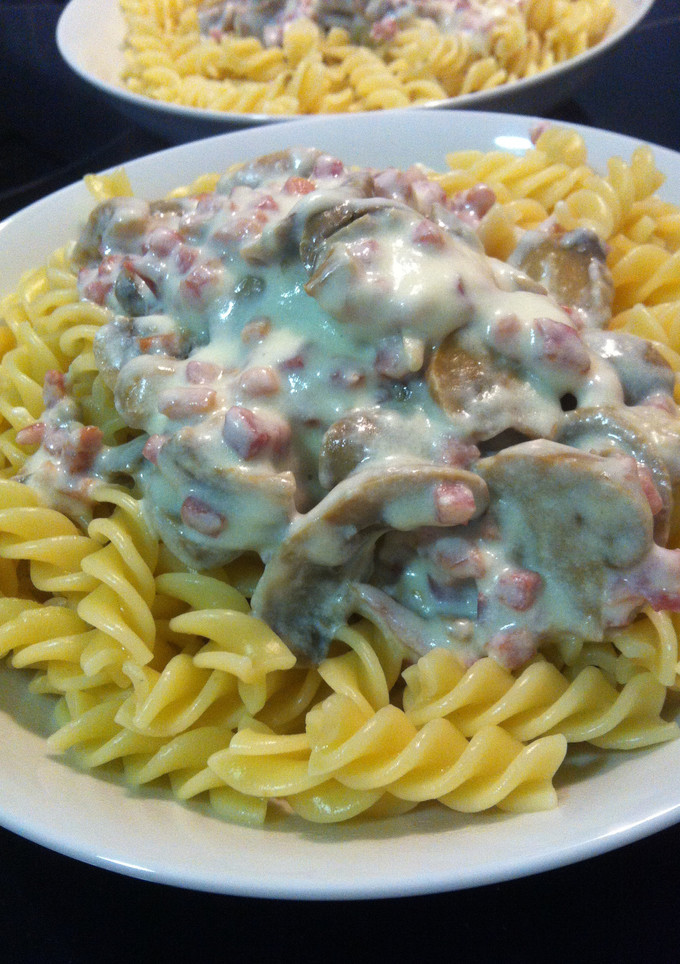 Una foto de Espirales con champiñones y bacon