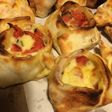 Empanadas de queso, tomate y albahaca
