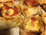 Empanadas de queso, tomate y albahaca