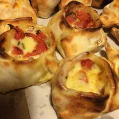 Una foto de Empanadas de queso, tomate y albahaca