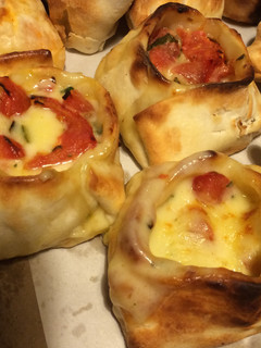 Una foto de Empanadas de queso, tomate y albahaca
