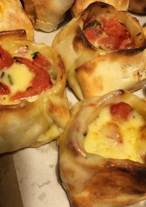Una foto de Empanadas de queso, tomate y albahaca