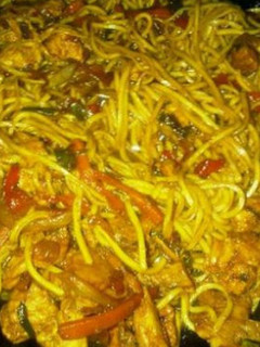 Una foto de Chow Mein - Pasta con pollo al estilo chino