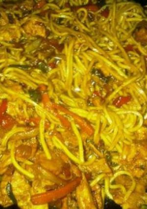Una foto de Chow Mein - Pasta con pollo al estilo chino