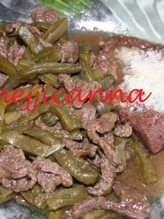Una foto de Carne con nopalitos y chile verde