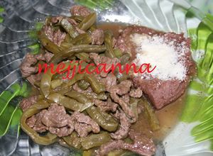 Una foto de Carne con nopalitos y chile verde