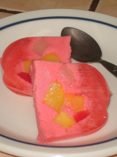 Una foto de Postre de gelatina y frutas