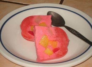 Una foto de Postre de gelatina y frutas