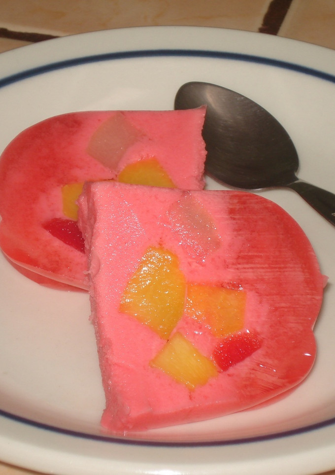 Una foto de Postre de gelatina y frutas