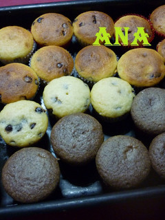 Una foto de Cupcakes de yogur con chips de chocolate y dulce de leche