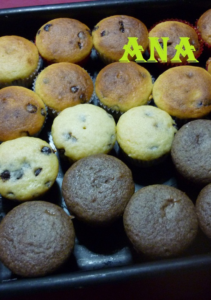 Una foto de Cupcakes de yogur con chips de chocolate y dulce de leche