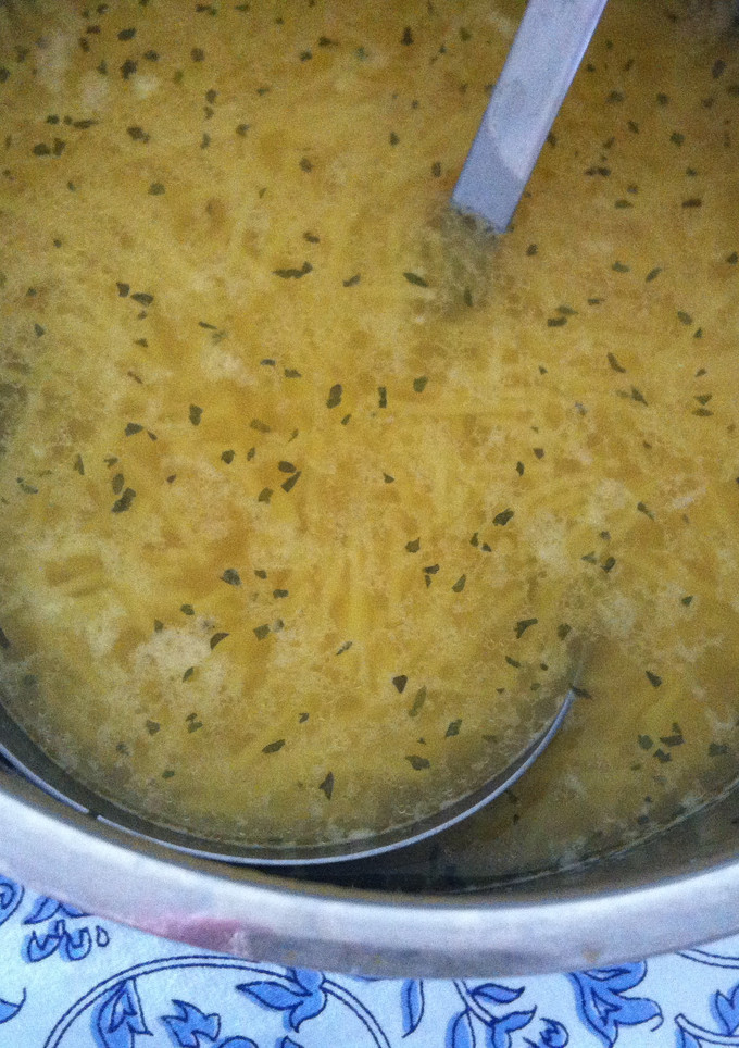 Una foto de Sopa de ajo con fideos