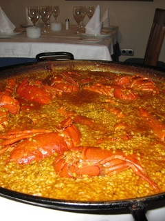 Una foto de Paella con langosta o bogavante
