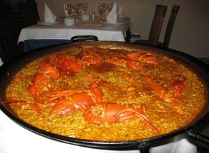 Una foto de Paella con langosta o bogavante