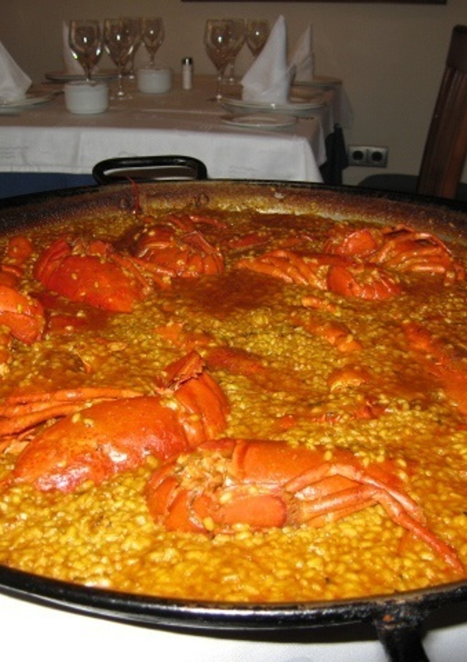 Una foto de Paella con langosta o bogavante
