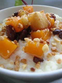 Una foto de Cous cous con leche y frutas
