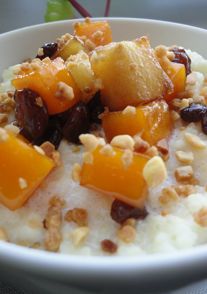 Una foto de Cous cous con leche y frutas