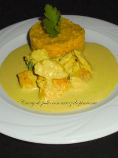 Una foto de Curry de pollo con arroz y pimienta
