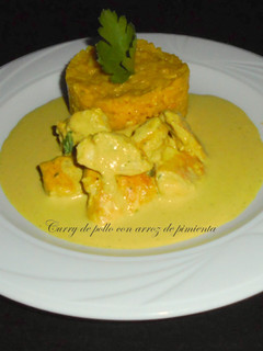 Una foto de Curry de pollo con arroz y pimienta