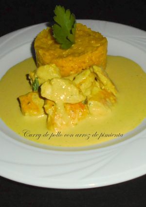 Una foto de Curry de pollo con arroz y pimienta