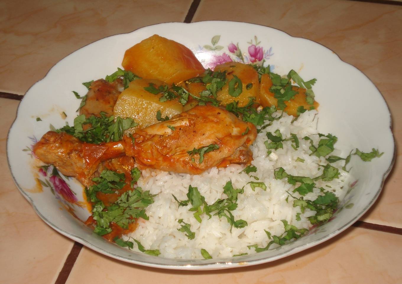 Pollo con papas en salsa de tomate 