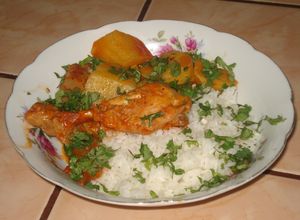 Una foto de Pollo con papas en salsa de tomate 
