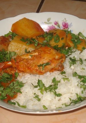 Una foto de Pollo con papas en salsa de tomate 