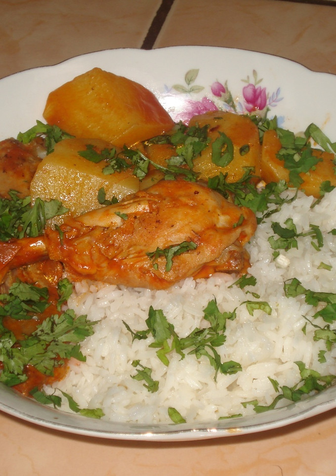 Una foto de Pollo con papas en salsa de tomate 