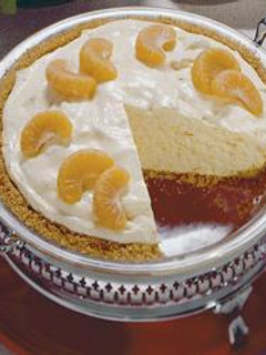 Una foto de Tarta de mandarina con nueces crujientes y merengue