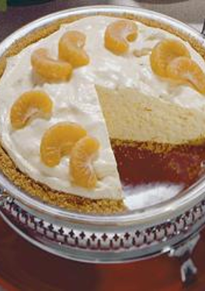 Una foto de Tarta de mandarina con nueces crujientes y merengue