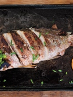 Una foto de Lubina a la plancha con relleno de mandarina y menta