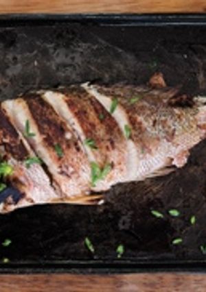 Una foto de Lubina a la plancha con relleno de mandarina y menta