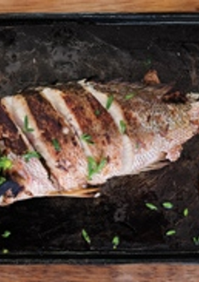 Una foto de Lubina a la plancha con relleno de mandarina y menta