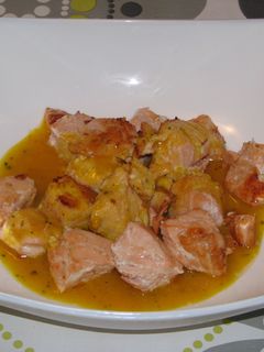 Una foto de Dados de salmón a la naranja con salsa de mostaza