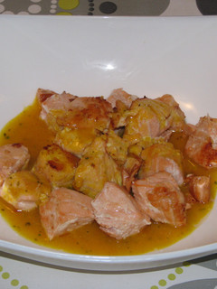 Una foto de Dados de salmón a la naranja con salsa de mostaza
