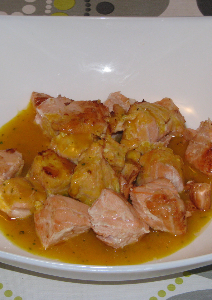 Una foto de Dados de salmón a la naranja con salsa de mostaza