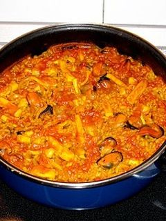 Una foto de Arroz con calamar y mejillones