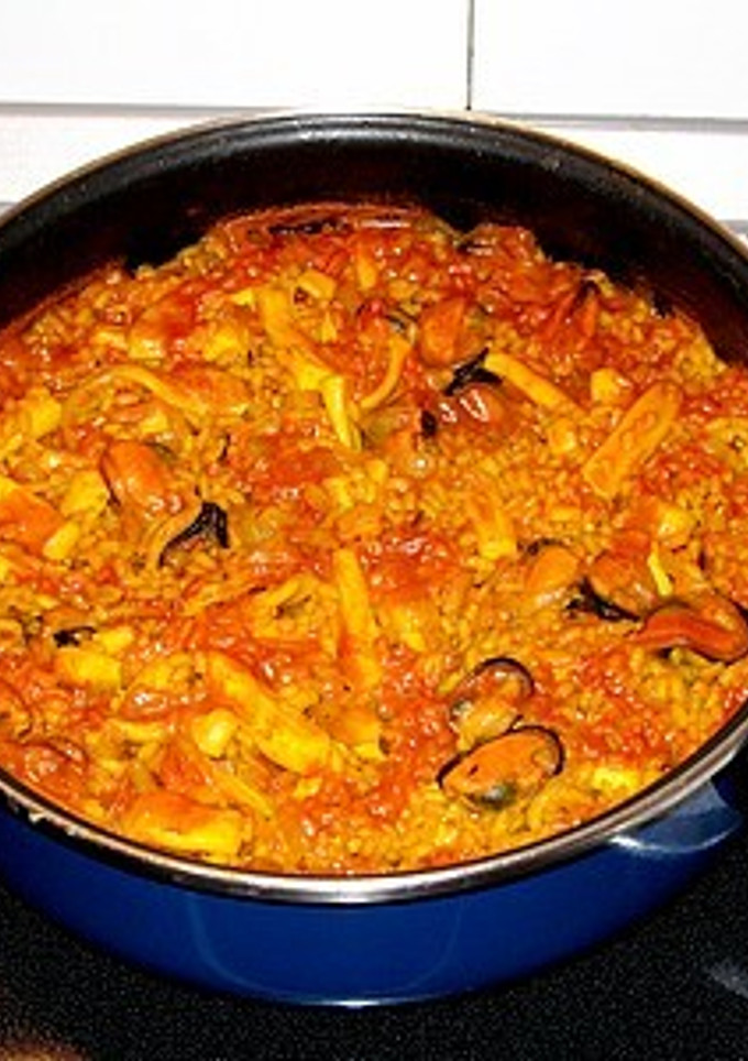 Una foto de Arroz con calamar y mejillones