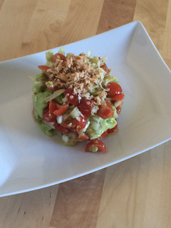 Una foto de Tartar de aguacate y tomatitos cherry