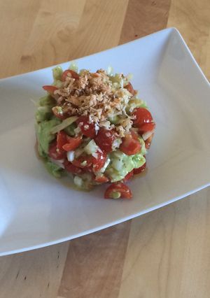 Una foto de Tartar de aguacate y tomatitos cherry