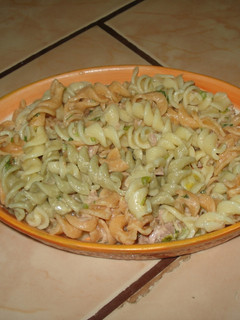 Una foto de Ensalada de tornillitos multicolor con Atún