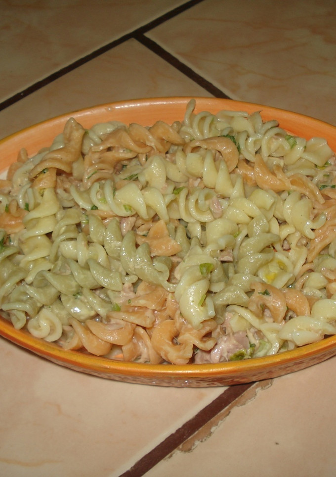 Una foto de Ensalada de tornillitos multicolor con Atún