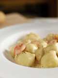 Gnocchi relleno de pomodoro con nata y bacon