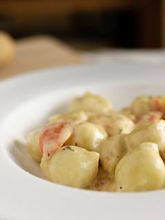 Una foto de Gnocchi relleno de pomodoro con nata y bacon