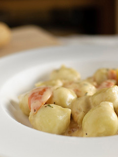 Una foto de Gnocchi relleno de pomodoro con nata y bacon