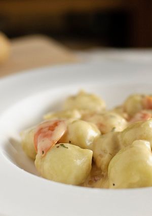 Una foto de Gnocchi relleno de pomodoro con nata y bacon